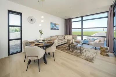 Image de Relax in this luxurious four-person villa with two en-suite bathrooms and a sunny garden with a terrace – ideal for long summer evenings and relaxing by the water.