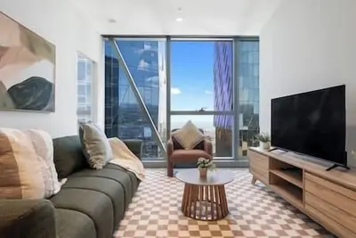 Image de Stunning City & Bay Views Apt w/ Pool & Gym!