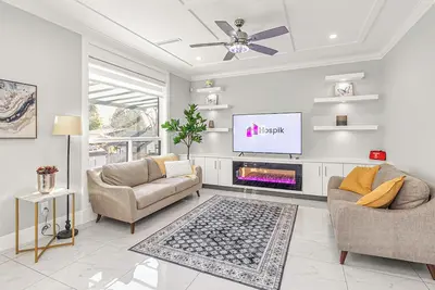 Image de 8br New Luxury Home Hvac 3 km to White Rock Beach