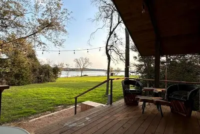 Image de Lakefront Glamping Escape in Bashrop, Texas for Weekends Away in Nature