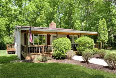 Image de Beautiful Cabin with Fire Pit and Foosball in Luray, Virginia