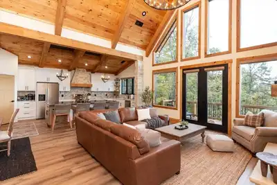 Image de Château Cervidae | Luxe 3br/3. 5ba Cabin | Hot Tub