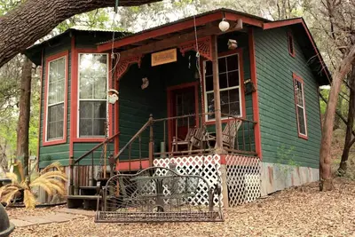 Image de Rustic Victorian-Style Cottage Rental with Clawfoot Bathtub on Hamilton Creek, Texas