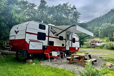 Image de Cute 1950's Inspired Retro Large Camper, Idleyld Park, Or