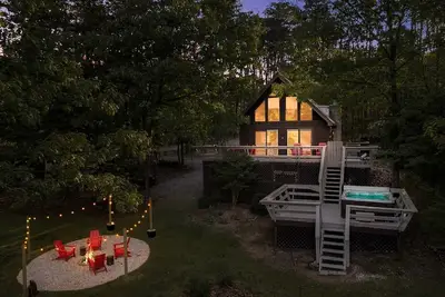 Image de Cozy Chalet Cabin with Hot Tub, Fire Pit, Modern Decor in Bloomery, Wv