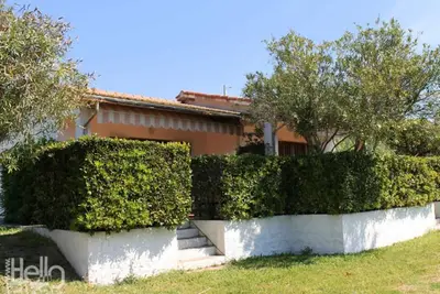 Image de On the ground floor and with an equipped veranda, it consists of a small living room with kitchen co