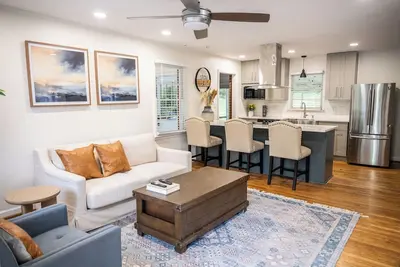 Image de Get the feel of modern luxury and relaxation in this 3bedroom/2bathrooms home.