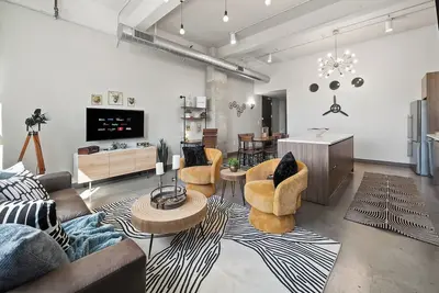 Image de Industrial 2br Flat, Free Valet, Pool/Gym, Game & Movie rooms. Dt Dallas