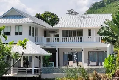Image de Villa au bord du lac pour  2 à 10 personnes à 5 minutes de la plage de Naithon