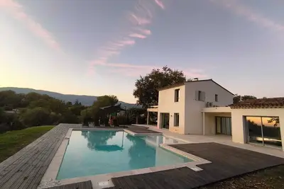 Image de Villa contemporaine 170 m² avec piscine et garage sur 2500 m² de terrain arboré.