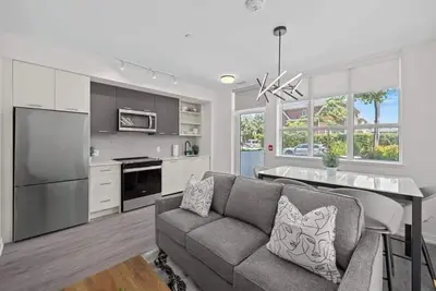 Image de Sleek and Comfortable 3br Suite with Parking