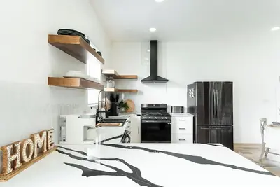 Image de Chic & Spacious Newly Renovated Downtown Retreat 4br-3ba;Sleeps 10