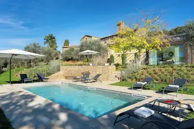 Image de Maison au cœur du Chianti, avec 4 chambres chacune avec salle de bain privée.