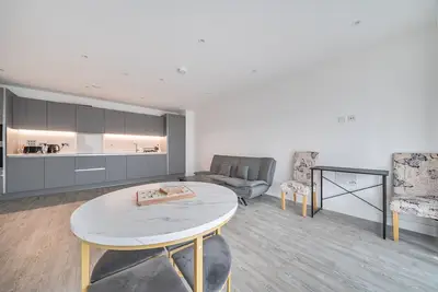 Image de Spacious modern flat with balcony, free parking and great access