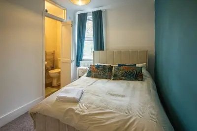 Image de Maison-Traditionelle-Sdb privée avec douche-Vue sur Jardin