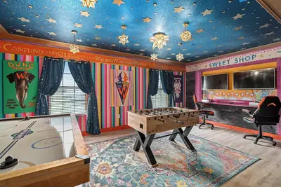 Image de Fun Themed 8bd Home | Pool, Theater & Game Room