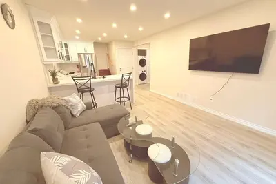 Image de Modern 1-Bedroom Private Suite near Square One w/ Laundry, Ev Charger & Bbq Area