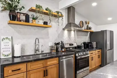 Image de 🌟Disney Escape - Modern Home with Pet - Kids  Playground - Game - King Bed. . 🌟