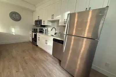 Image de 2 Bedroom Suite with steps away from amazing Westwood Lake and Trails