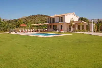 Image de Salt water pool with Jacuzzi. Location countryside not far from Historic town of Pollensa and Sea/Bay of Pollensa. Quality fittings and furnishings. Modern/contemporary interior.