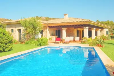 Image de Ideal villa in Mallorca. 3 bathrooms. Tranquil setting. Location -views. Pool set in established gardens. Quality fittings and furnishings throughout. 2 meter Bed  Master Bedroom. A/C all rooms excluding bathrooms.