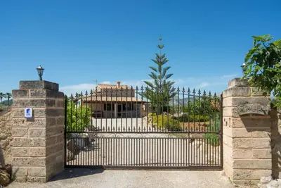 Image de Lovely pool with Jacuzzi. Pollensa countryside location. Stylish furnishings / decoration throughout. Easy access to sea-bay Puerto Pollensa. Super Bbq entertaining area.