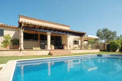 Image de Walkable into Old town Pollensa. Spacious design Mallorca Villa. Semi-secluded gardens and pool. Stylish throughout.