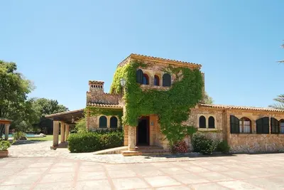 Image de Magnificent Pool with Jacuzzi. Beautiful semi-secluded gardens with expansive lawns. Quality fittings and furnishings. Tranquil location.