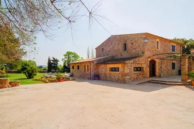 Image de Indoor heated pool. Large pool with Jacuzzi. Paddle pop Court. Spacious villa. Semi-Secluded. Quality fittings and furnishings. Extensive lawns and grounds. 2 fridges.