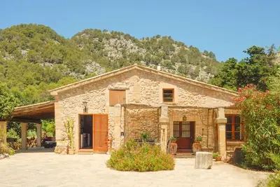 Image de Delightful setting and surroundings. Mountain views. Lovely private pool area. Outskirts/easy access into Pollensa old town. Traditional Mallorca Villa.