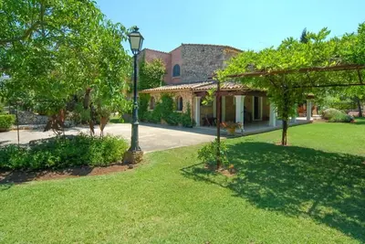 Image de Residential Mallorca Villa walkable town Pollensa. Mature garden/lawns. Nicely designed pool with Jacuzzi. Fabulous covered entertaining room. 3 fridges. Separate Casita comprising 2 twin bedrooms both with en-suite bathrooms.