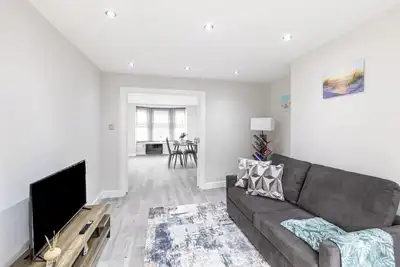 Image de A bright and spacious flat on Weymouth’s St Mary Street, just steps from the beach. Spread over two floors with a lounge, Smart Tv, full kitchen, and two bedrooms — perfect for families or small groups wanting comfort and convenience by the sea.