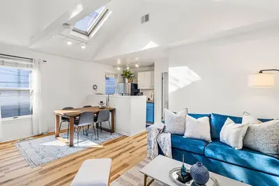 Image de Private Cozy Cottage House in Lincoln Park w/ Porch