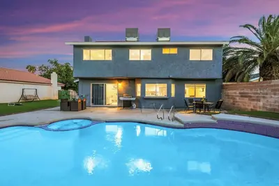 Image de Twain Ave · Modern Oasis: Heated Pool & Game Room