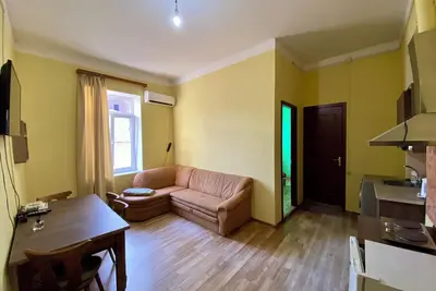 Image de cozy old Tbilisi apartment with beautiful vie