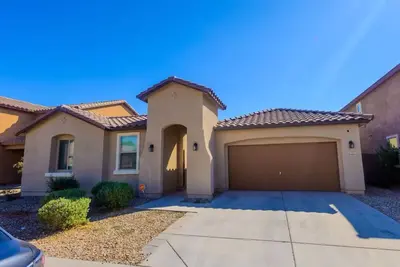 Comfortable 5 bedroom home in phoenix