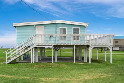 Image de Charming Beach Bungalow with Deck, Close to Beach