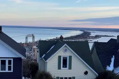 Image de Panoramic Lake Views, Private Balcony, 5-min to Canal Park, Downtown & Hospitals