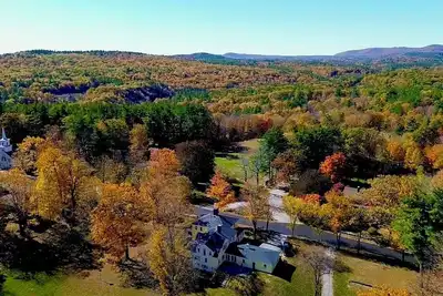 Image de Spacious & Historic 2-Bed – 5 Min Drive to High Mowing, 25 Min to Dublin School