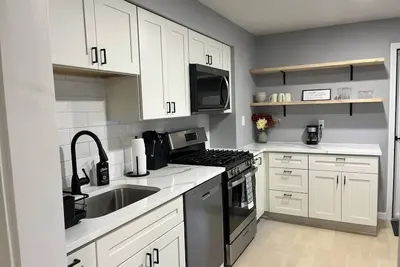 Image de Newly renovated 2 bedroom home located near the waterfront and Carnegie Library!