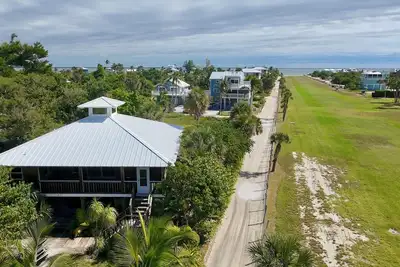 Image de Runway To Paradise– Charming 2 Bedroom Airstrip Home, Walk to Beach!