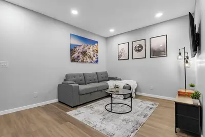 Image de Lux Private Suite • Large Smart Tv • 9 mins to Airport • Fully Stocked!