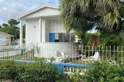 Image de 3-bedroom Coastal Escape in lovely Christ Church with Wi-Fi, Ac