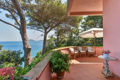 Image de Elegant apartment facing the sea with private access to Paolina beach