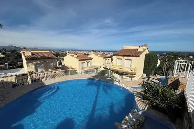 Image de Magnifique maison mitoyenne avec vue imprenable sur la mer et piscine commune.