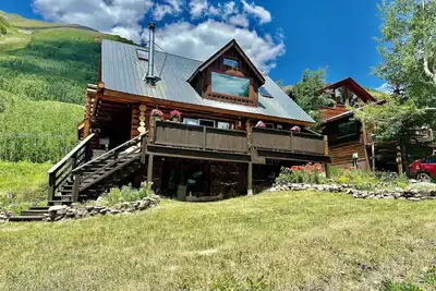 Image de Beautifully maintained 2-bedroom 2-bath Log Home in Ophir for a mountain getaway