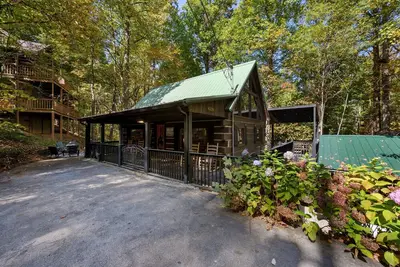 Image de Rustic Cabin Retreat in Sky Harbor | Sleeps 8-10 | Family-Friendly Fun!