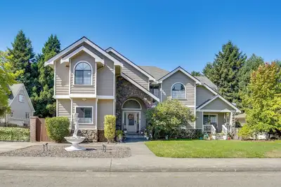 Image de 3 Mi to Sequoia Park Zoo: Spacious Home w/ Sunroom