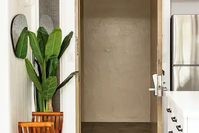 Image de Ocean+Mountain+Pool View Upgraded Condo- Steps from the beach centrally located