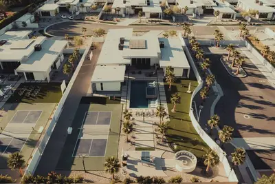 Image de Platinum @Elemento49 | Pool & Pickleball Sleeps 18